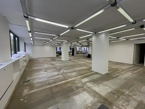 Oficina en Alquiler con 4 cocheras