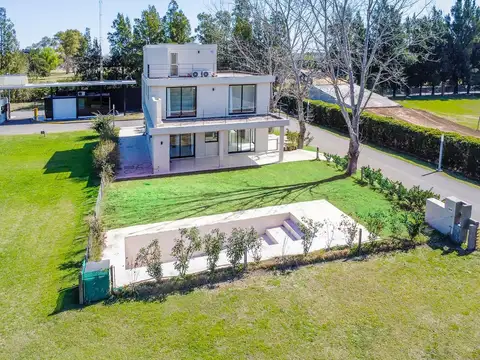 Casa 5 ambientes con 4 baños