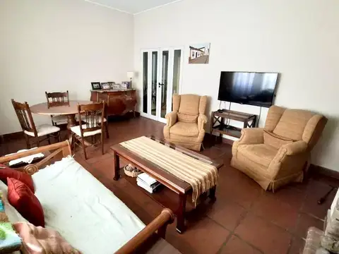 Imperdible Casa con gran jardin  lote gigante de 8,67 x 47,90