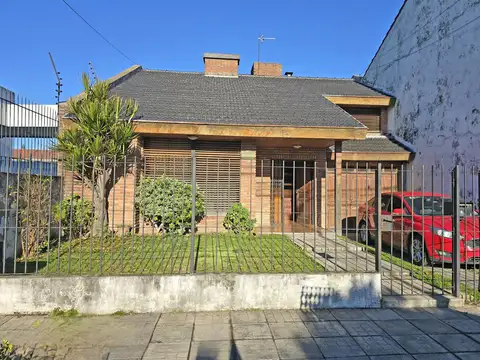 VENTA CASA 4 AMBIENTES EN VILLA ADELINA