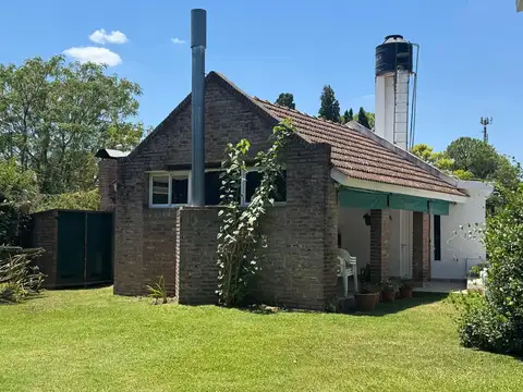 Casa 8 ambientes con 3 baños