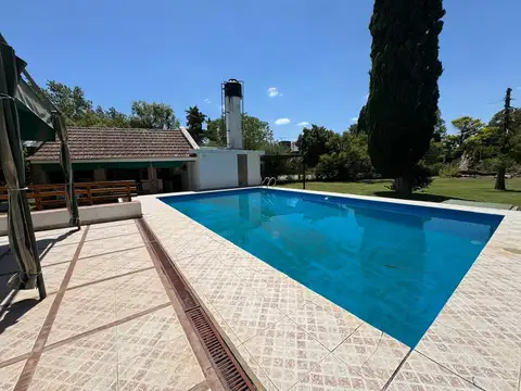 CASA ALQUILER CUATRO DORMITORIOS QUINCHO JARDIN PISCINA FUNES SANTA FE