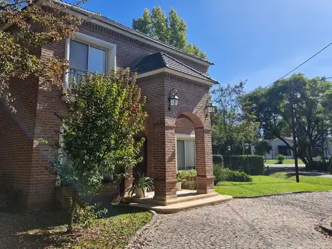 Casa en Venta con 2 cocheras