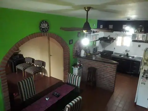 Casa 4 ambientes con 2 baños