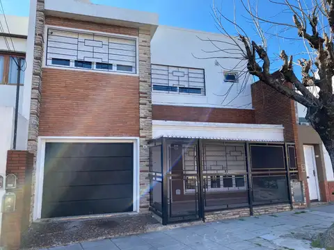 VENTA EXCELENTE CASA 5 AMB C/ PATIO, JARDIN Y COCHERA