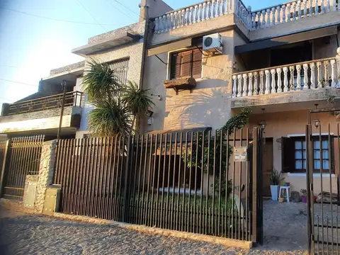 Casa en Lomas Del Mirador - 5 ambientes - Parrilla- Cochera - Pileta - Parque - Amplia - Oportunidad