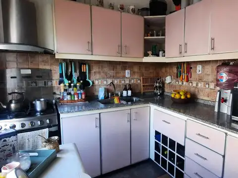 Casa en Lomas Del Mirador - 5 ambientes - Parrilla- Cochera - Pileta - Parque - Amplia - Oportunidad