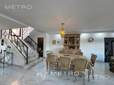 Casa en Venta con 2 cocheras