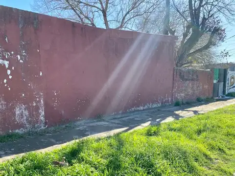 ¡Tres inmuebles! + frente libre (ubicado sobre importante avenida), en San Miguel