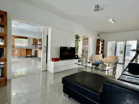 Casa en Venta con 4 cocheras