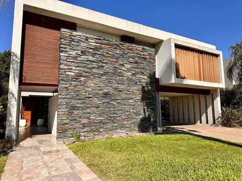 Casa en Miraflores Funes Hills. Sobre Bv Principal. UNICA!