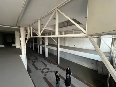 Edificio Comercial en Isidro Casanova