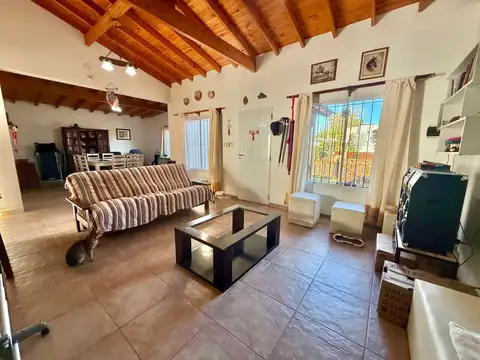 Casa 4 ambientes con 2 baños
