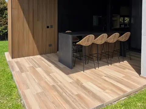 Casa en Alquiler con 5 cocheras