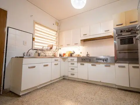 ELEGANTE CASA + COCHERA Y PATIO | A METROS DE BV