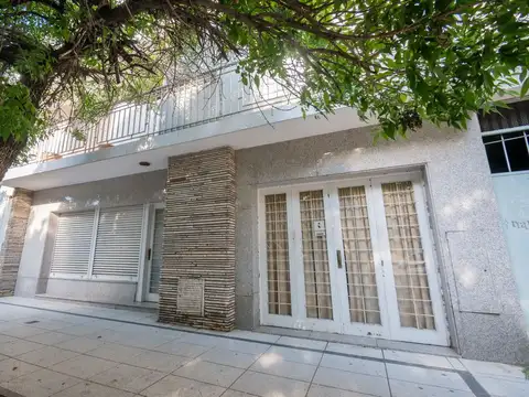 ELEGANTE CASA + COCHERA Y PATIO | A METROS DE BV