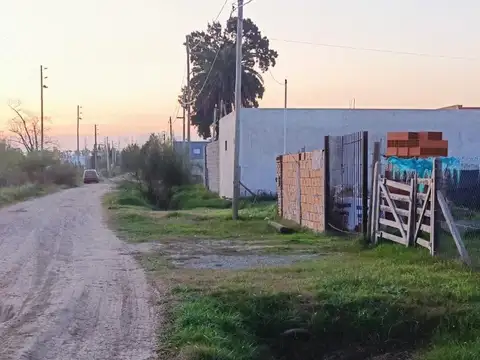 Lote con mejoras y construcción comenzada