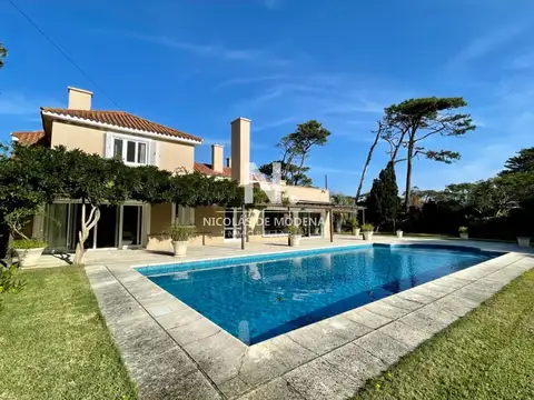 Hermosa casa en venta en Playa brava a cuadra y media del mar