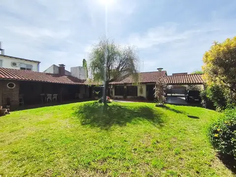 Tu refugio verde en la ciudad: casa con gran jardín, quincho, amplios ambientes, cocheras y más.