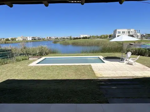 Casa a la Laguna en Venta - El Naudir