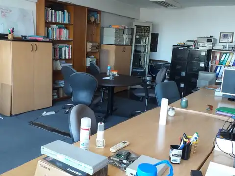 Oficina en microcentro. Muy luminosa. Vista abierta. Seguridad. A mts Plaza de Mayo