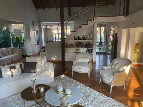 Casa en Venta con 3 cocheras