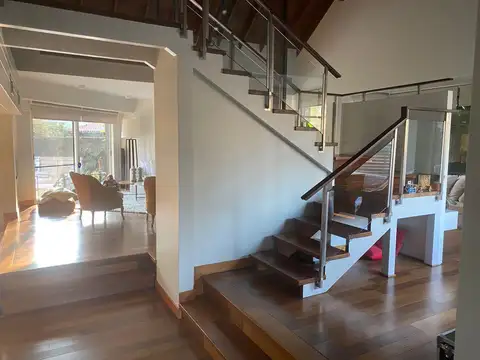 Casa 8 ambientes con 6 baños