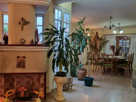 Casa en Venta con 3 cocheras