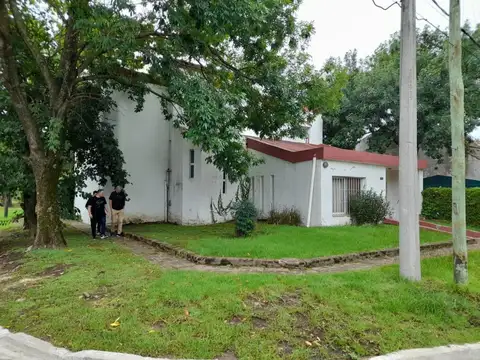 Gran Casa 6 Dormitorios En 3 Lotes Con Piscina Bella Vista