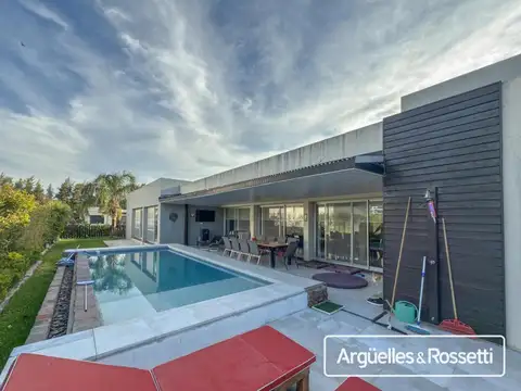 Casa 4 ambientes con 3 baños