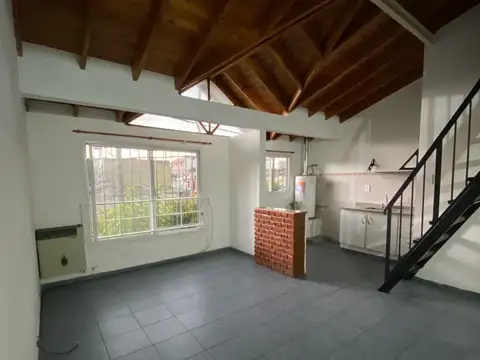 ¡Precioso PH en primer piso por escalera impecable estado!