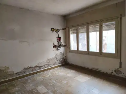 EN VENTA DPTO INTERNO CON 3 DORM A REFACCIONAR V.M