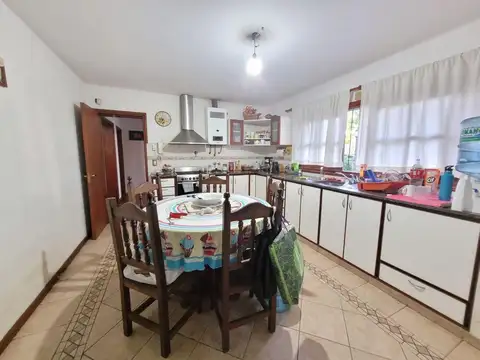 Casa en Alquiler con 3 cocheras