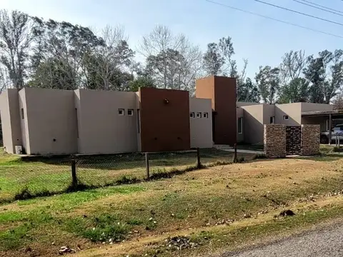 MODERNA CASA EN VENTA A METROS DE ACCESO CLUB DE CAMPO EL MORO