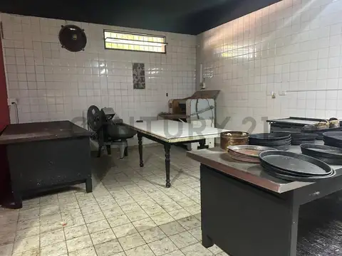 CENTURY 21 LOPEZ ALQUILA SALON COMERCIAL EN GODOY CRUZ