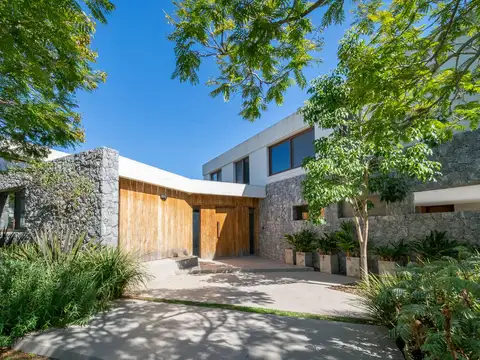 VENTA Casa en El Golf, Nordelta, amplia vista al golf y laguna, 4 dormitorios.