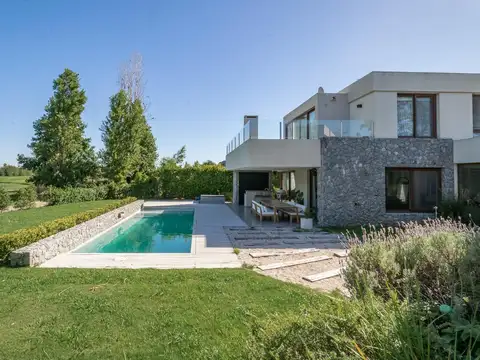 VENTA en El Golf, Nordelta, CASA con amplia vista al golf y laguna. 4 dormitorios.