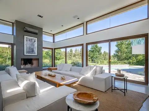 VENTA en El Golf, Nordelta, CASA con amplia vista al golf y laguna. 4 dormitorios.