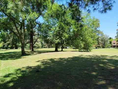 C.C. Los Cardales Lote al Golf con pileta en calle cortada, Unico  