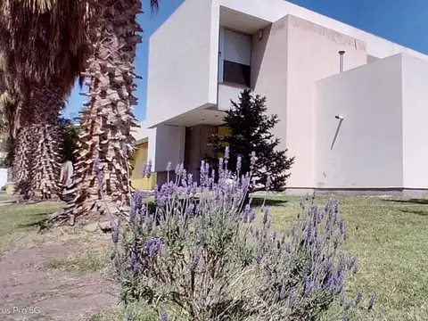 Casa 8 ambientes con 3 baños