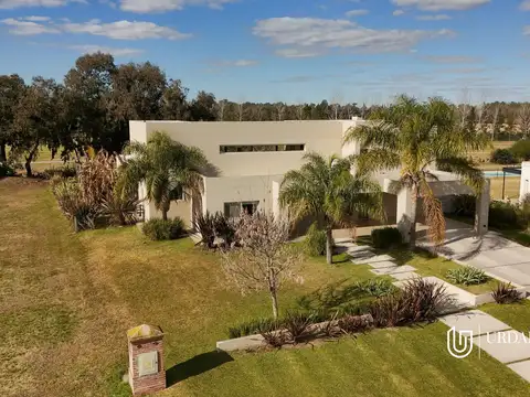 Casa en La Berlina sobre lote interno - Pilara -