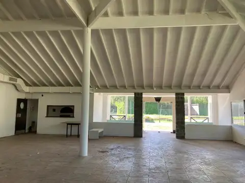 Local en venta sobre Ruta 8 con amplia financiación!