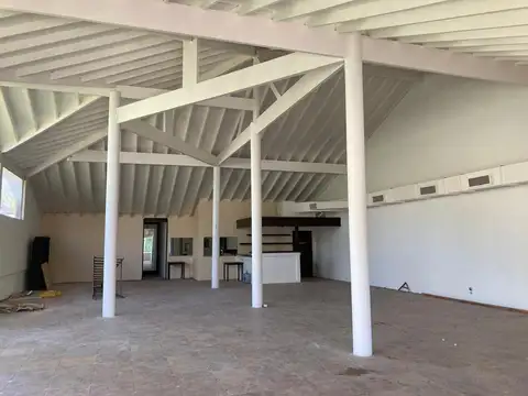 Local en venta sobre Ruta 8 con amplia financiación!