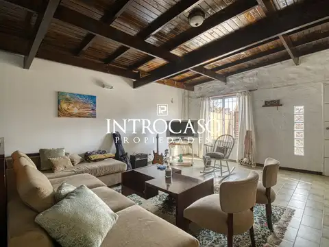 Casa 4 ambientes con 2 baños