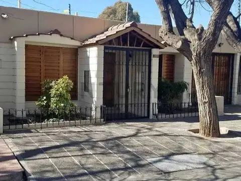 Casa 4 dormitorios, 4 baños, cochera en godoy cruz