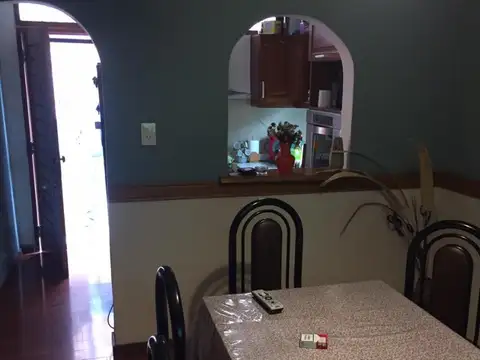 Hermosa casa de 4 ambientes con amplio jardin y pileta, sobre lote de 420mts reciclada