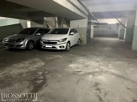 2 Cocheras juntas fijas cubiertas en edificio - 2,47 x 2,50 mts cada una.