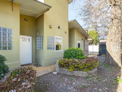 Excelente casa multifamiliar, 6 Ambientes, Parque, Parrilla, Garage, a mts del Hosp. Austral Ruta8