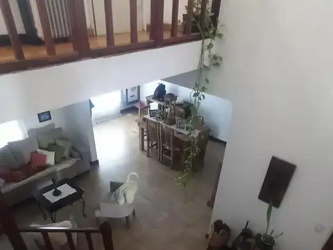 CHALET  4 AMB. CON FONDO CON PILETA EN V. SARMIENTO