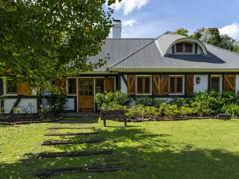 Venta casa 5 ambientes Carmel CC sobre lote de 2.430 m2